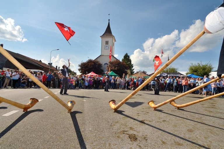 Holz trifft Moderne: Neue Wohnkonzepte aus Schweizer Alpenregionen