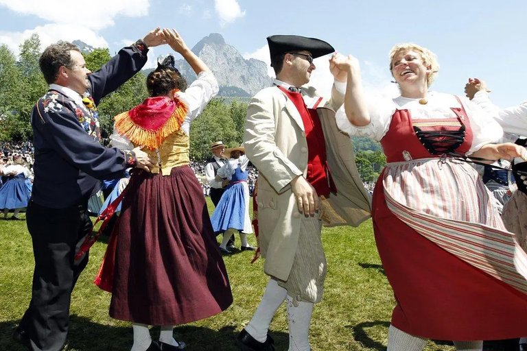 Mit der Bahn durch Graubünden: Eine Reise durch Täler und Zeiten